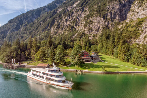 The Gaisalm mountain hut is a beautiful place to stop by when hiking on the Mariensteig path from Achenkirch to Pertisau. This photo shows one of the Achensee ships leaving the jetty.