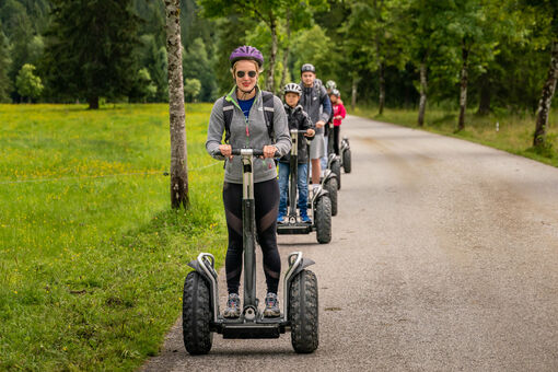 Beim Achensee Jugendprogramm sind die Teilnehmer mit Segways trendy und nachhaltig in der Region Achensee unterwegs.