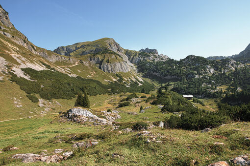 Der 320 Kilometer lange Adlerweg der durch das Rofangebirge führt bei strahlend blauem Himmel im Sommer.